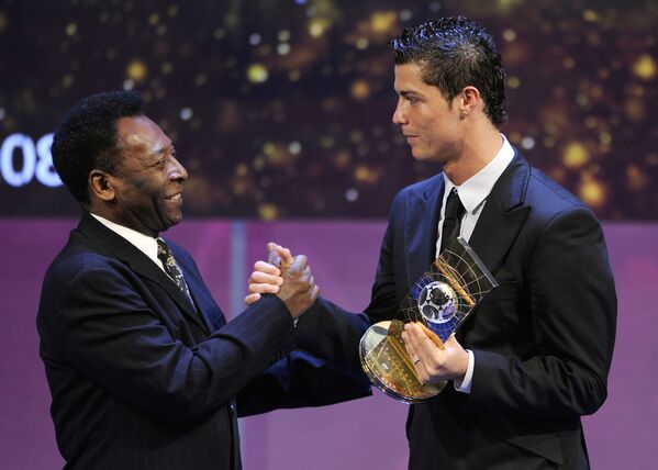 Португальский футболист Криштиану Роналду принимает поздравления от легенды бразильского футбола Пеле после того, как 12 января 2009 года в Цюрихе получил награду ФИФА Футболист года 2008.  - Sputnik Абхазия