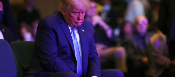 Президент США Дональд Трамп держит деньги в Международной церкви Лас-Вегаса, США Президент США Дональд Трамп держит деньги в Международной церкви Лас-Вегаса, США - Sputnik Абхазия