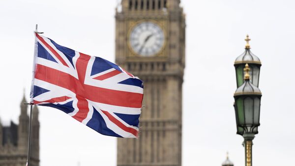 Флаг Великобритании на фоне Вестминстерского дворца в Лондоне - Sputnik Абхазия