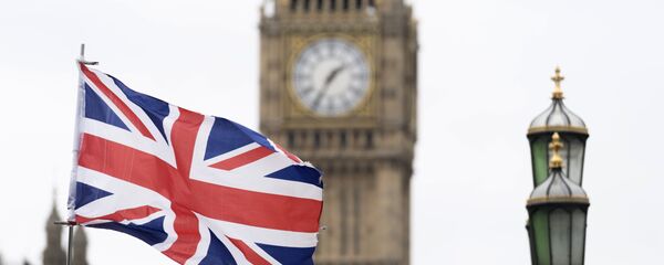 Флаг Великобритании на фоне Вестминстерского дворца в Лондоне Флаг Великобритании на фоне Вестминстерского дворца в Лондоне - Sputnik Абхазия