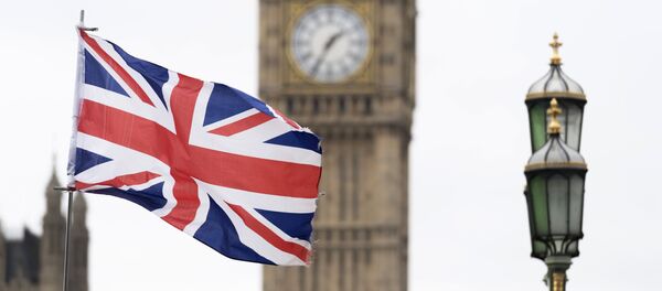 Флаг Великобритании на фоне Вестминстерского дворца в Лондоне Флаг Великобритании на фоне Вестминстерского дворца в Лондоне - Sputnik Абхазия