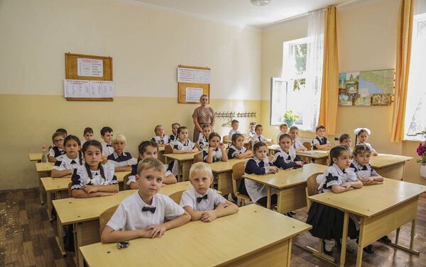 Елена Панцулая, учитель начальных классов, в Гагрской Средней школе №4 - Sputnik Абхазия