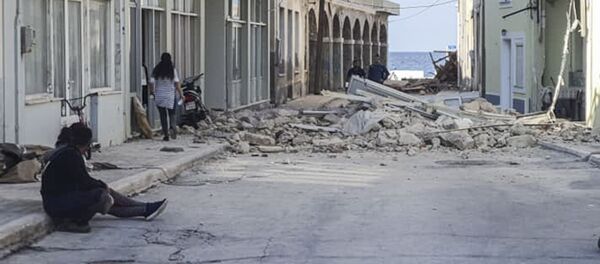 Люди проходят мимо разрушенного дома после землетрясения на острове Самос 30 октября 2020 года Люди проходят мимо разрушенного дома после землетрясения на острове Самос 30 октября 2020 года - Sputnik Аҧсны