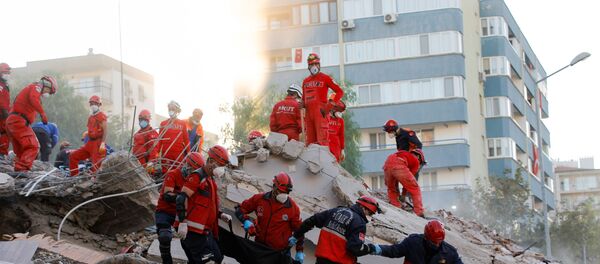 Рабочие несут тело пострадавшего во время проведения спасательных операций на месте землетрясения в Эгейском море, в прибрежной провинции Измир, Турция, Рабочие несут тело пострадавшего во время проведения спасательных операций на месте землетрясения в Эгейском море, в прибрежной провинции Измир, Турция, - Sputnik Абхазия