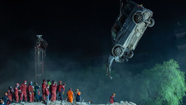 Вытаскивание поврежденного автомобиля после землетрясения в Измире  - Sputnik Абхазия