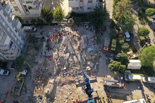 Вид на разрушенное здание после землетрясения в Измире  - Sputnik Абхазия