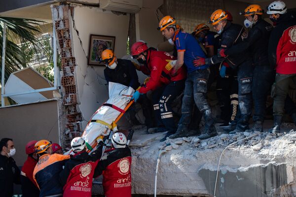 Спасатели эвакуируют тело жертвы после землетрясения в Измире  - Sputnik Абхазия