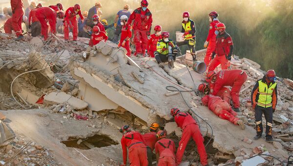 Спасатели на месте разрушенного здания после землетрясения в Измире  - Sputnik Аҧсны