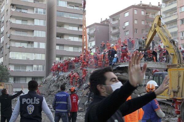 Спасатели на месте разрушенного здания после землетрясения в Измире  - Sputnik Абхазия