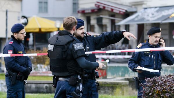 После стрельбы вооруженная полиция остается на месте происшествия в Вене, Австрия, во вторник, 3 ноября 2020 г. Полиция австрийской столицы сообщила, что сразу после 20:00 было произведено несколько выстрелов. по местному времени в понедельник, 2 ноября, на оживленной улице в центре Вены. Высокопоставленный представитель службы безопасности Австрии заявил, что власти считают, что в этом замешано несколько боевиков и что полицейская операция все еще продолжается.  - Sputnik Абхазия
