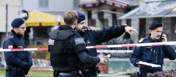 После стрельбы вооруженная полиция остается на месте происшествия в Вене, Австрия, во вторник, 3 ноября 2020 г. Полиция австрийской столицы сообщила, что сразу после 20:00 было произведено несколько выстрелов. по местному времени в понедельник, 2 ноября, на оживленной улице в центре Вены. Высокопоставленный представитель службы безопасности Австрии заявил, что власти считают, что в этом замешано несколько боевиков и что полицейская операция все еще продолжается. После стрельбы вооруженная полиция остается на месте происшествия в Вене, Австрия, во вторник, 3 ноября 2020 г. Полиция австрийской столицы сообщила, что сразу после 20:00 было произведено несколько выстрелов. по местному времени в понедельник, 2 ноября, на оживленной улице в центре Вены. Высокопоставленный представитель службы безопасности Австрии заявил, что власти считают, что в этом замешано несколько боевиков и что полицейская операция все еще продолжается. - Sputnik Абхазия