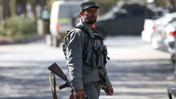 Полицейский на месте нападения на университет в Кабуле, Афганистан - Sputnik Абхазия