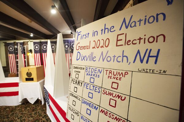Доска с именами кандидатов во время голосования на президентских выборах США в поселке Диксвилл-Нотч (Нью-Гэмпшир). - Sputnik Абхазия