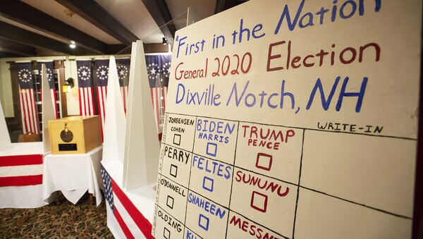 Доска с именами кандидатов во время голосования на президентских  выборах США после полуночи  - Sputnik Абхазия