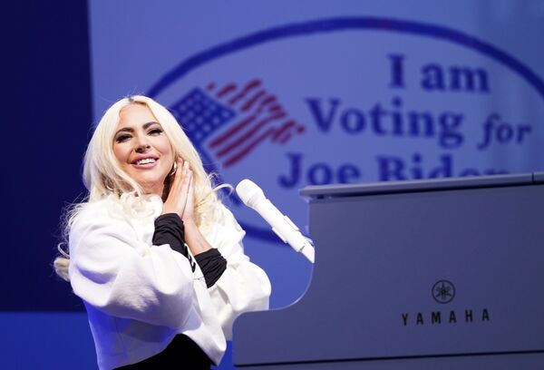 Певица Леди Гага на концерте во время предвыборной кампании Джо Байдена в Пенсильвании. - Sputnik Абхазия