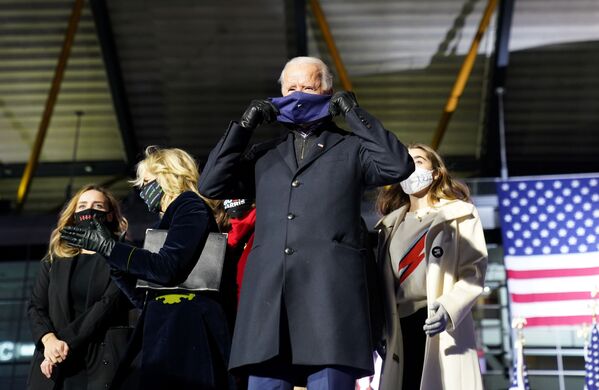 Кандидат в президенты США Джо Байден в маске на митинге во время предвыбоной кампании в Пенсильвании. - Sputnik Абхазия