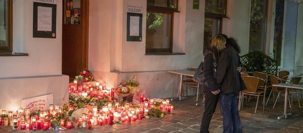 Пара обнимается перед рестораном на месте теракта в Вене, Австрия, 4 ноября 2020 г. - 4 ноября 2020 г. появилась более подробная информация о злоумышленнике, который убил четверых в Вене перед тем, как его застрелила полиция. как «потерянную душу» из 20 человек, уже однажды заключенных в тюрьму за поддержку группировки «Исламское государство»  Пара обнимается перед рестораном на месте теракта в Вене, Австрия, 4 ноября 2020 г. - 4 ноября 2020 г. появилась более подробная информация о злоумышленнике, который убил четверых в Вене перед тем, как его застрелила полиция. как «потерянную душу» из 20 человек, уже однажды заключенных в тюрьму за поддержку группировки «Исламское государство»  - Sputnik Абхазия