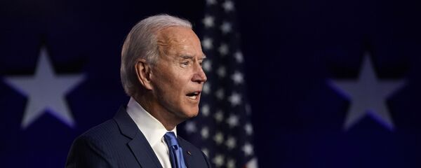 УИЛМИНГТОН, ДЕЛАВЭР - 6 ноября: Кандидат в президенты от демократов Джо Байден обращается к нации в Chase Center 6 ноября 2020 года в Уилмингтоне, штат Делавэр. Победитель президентских выборов 2020 года еще не объявлен, поскольку подсчет голосов продолжается в ключевых штатах - Пенсильвании, Джорджии, Неваде, Аризоне и Северной Каролине. Дрю Ангерер УИЛМИНГТОН, ДЕЛАВЭР - 6 ноября: Кандидат в президенты от демократов Джо Байден обращается к нации в Chase Center 6 ноября 2020 года в Уилмингтоне, штат Делавэр. Победитель президентских выборов 2020 года еще не объявлен, поскольку подсчет голосов продолжается в ключевых штатах - Пенсильвании, Джорджии, Неваде, Аризоне и Северной Каролине. Дрю Ангерер - Sputnik Абхазия