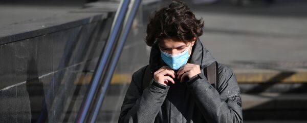 Молодой человек в защитной маске на улице в Москве. - Sputnik Абхазия