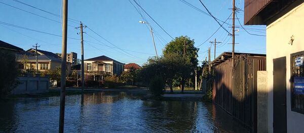 Улицу Фазиля Искандера в центре Сухума затопило Улицу Фазиля Искандера в центре Сухума затопило - Sputnik Абхазия