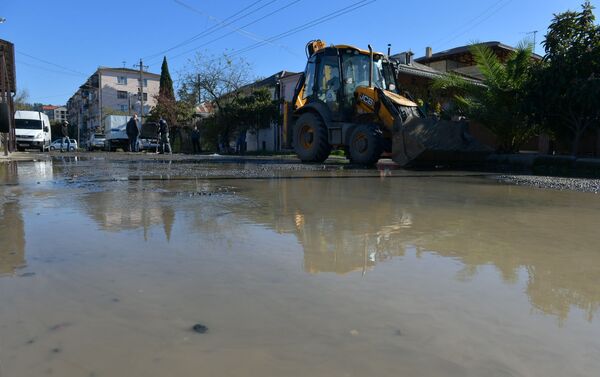 На улице Фазиля Искандера в Сухуме прорвало водопроводную трубу - Sputnik Абхазия