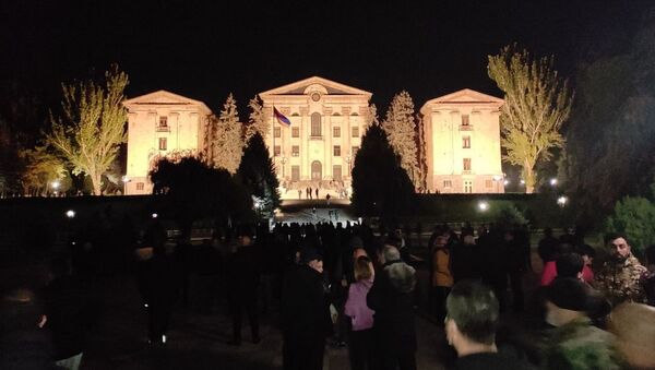 Участники акции протеста возле входа в здание парламента Армении в Ереване - Sputnik Аҧсны