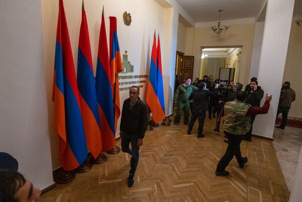 Недовольные решением Пашиняна граждане ворвались в Дом правительства (10 ноября 2020). Еревaн - Sputnik Абхазия