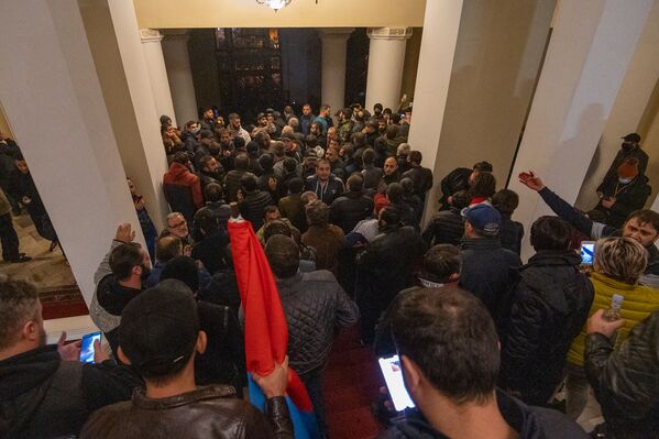Недовольные решением Пашиняна граждане ворвались в Дом правительства (10 ноября 2020). Еревaн - Sputnik Абхазия