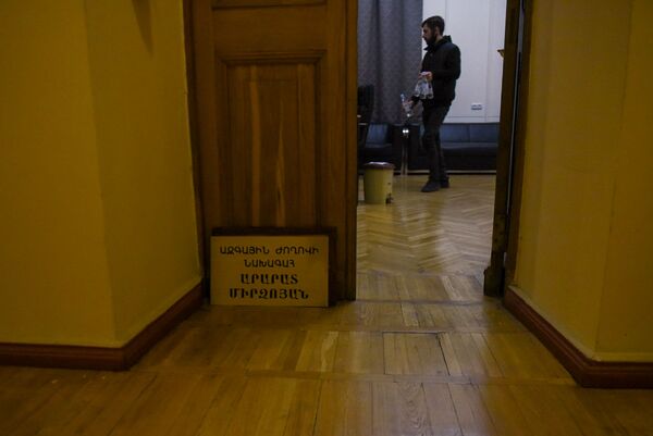 Недовольные решением Пашиняна граждане ворвались в Парламент (10 ноября 2020). Еревaн - Sputnik Абхазия