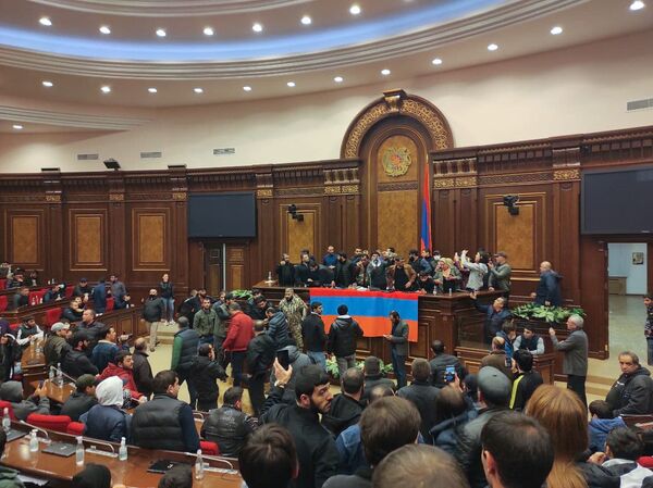 Недовольные решением Пашиняна граждане ворвались в здание Парламента (10 ноября 2020). Еревaн - Sputnik Абхазия