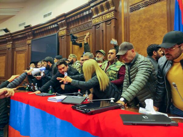Недовольные решением Пашиняна граждане ворвались в здание Парламента (10 ноября 2020). Еревaн - Sputnik Абхазия