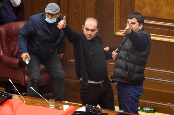 Недовольные решением Пашиняна граждане ворвались в Парламент (10 ноября 2020). Еревaн - Sputnik Абхазия