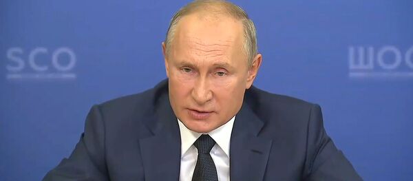 Путин пообещал, что скоро будет зарегистрирована третья российская вакцина от коронавируса Путин пообещал, что скоро будет зарегистрирована третья российская вакцина от коронавируса - Sputnik Абхазия