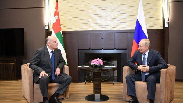 В Сочи прошли переговоры президентов Абхазии и России Аслана Бжания и Владимира Путина - Sputnik Аҧсны
