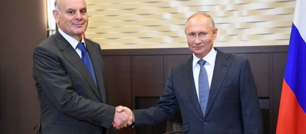 В Сочи прошли переговоры президентов Абхазии и России Аслана Бжания и Владимира Путина В Сочи прошли переговоры президентов Абхазии и России Аслана Бжания и Владимира Путина - Sputnik Аҧсны