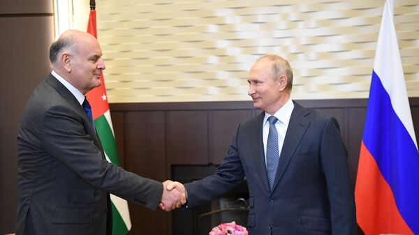 Президент РФ В. Путин встретился с президентом Абхазии Асланом Бжанией - Sputnik Абхазия