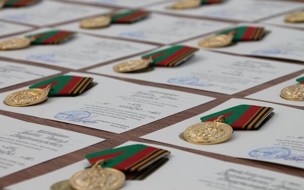 Российских военных химзащиты наградили медалями Минобороны Абхазии - Sputnik Абхазия