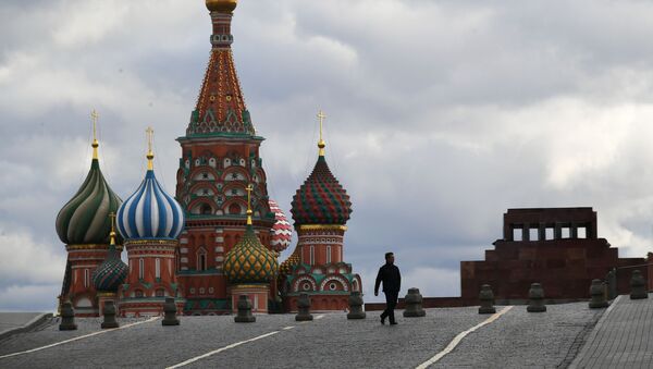 Прохожий на Красной площади в Москве - Sputnik Абхазия