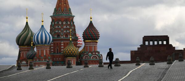 Прохожий на Красной площади в Москве Прохожий на Красной площади в Москве - Sputnik Абхазия