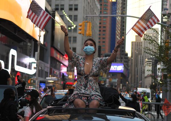 Девушка на одной из улиц в Нью-Йорке после новостей о победе на выборах президента США кандидата от Демократической партии Джозефа Байдена - Sputnik Абхазия