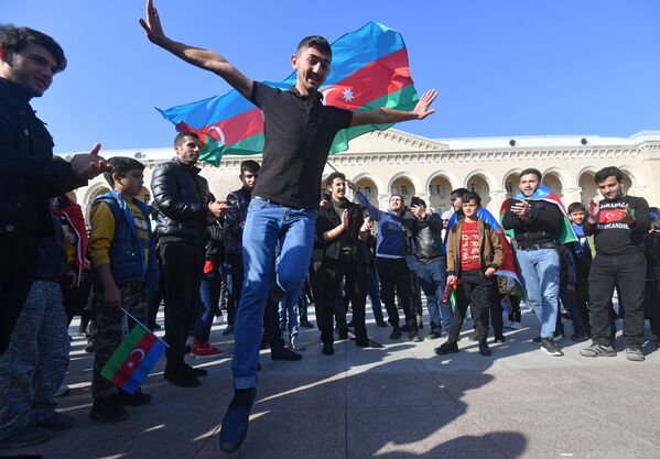 Люди радуются прекращению огня в Нагорном Карабахе - Sputnik Абхазия