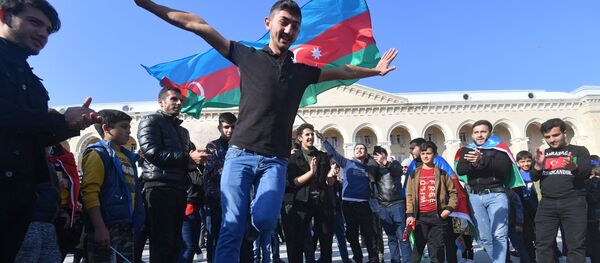 Люди радуются прекращению огня в Нагорном Карабахе Люди радуются прекращению огня в Нагорном Карабахе - Sputnik Абхазия