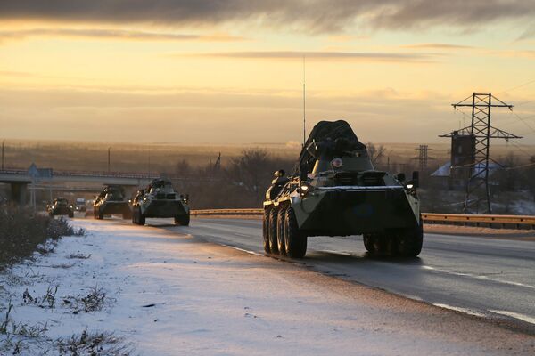 Колонна военной техники российских миротворцев в Самарской области на пути в Нагорный Карабах. - Sputnik Абхазия