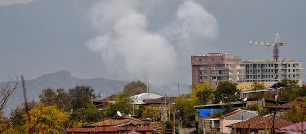 Дым от взрыва поднимается над домами после обстрела во время продолжающегося военного конфликта между Арменией и Азербайджаном из-за сепаратистские Нагорный Карабах, в столице спорной провинции Степанакерт 6 ноября 2020 г. Дым от взрыва поднимается над домами после обстрела во время продолжающегося военного конфликта между Арменией и Азербайджаном из-за сепаратистские Нагорный Карабах, в столице спорной провинции Степанакерт 6 ноября 2020 г. - Sputnik Абхазия