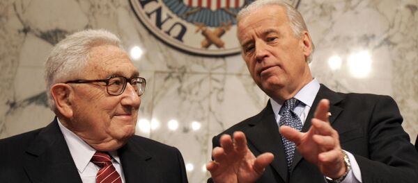Бывший госсекретарь Генри Киссинджер (слева) беседует с председателем сенатского комитета по международным отношениям сенатором Джозефом Байденом Бывший госсекретарь Генри Киссинджер (слева) беседует с председателем сенатского комитета по международным отношениям сенатором Джозефом Байденом - Sputnik Абхазия