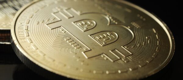 Сувенирная монета криптовалюты биткойн. Сувенирная монета криптовалюты биткойн. - Sputnik Абхазия