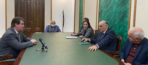 Президент Абхазии Аслан Бжания принял заместителя руководителя Федерального агентства воздушного транспорта  (Росавиация)  Олега Сторчевого Президент Абхазии Аслан Бжания принял заместителя руководителя Федерального агентства воздушного транспорта  (Росавиация)  Олега Сторчевого - Sputnik Аҧсны