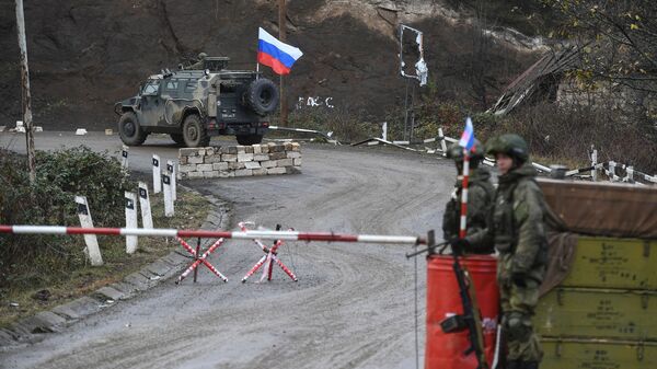 Нагорный Карабах. Российские миротворцы обеспечивают безопасность движения - Sputnik Аҧсны