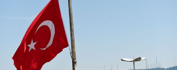 Турецкий флаг приспущен в районе Бешикташ в Стамбуле 15 мая 2018 года. - По всей Турции флаги приспущены, чтобы отметить трехдневный траур по палестинцам, убитым и раненым вдоль границы с Газой во время протестов блокада Газы и перенос посольства США в Иерусалим, поскольку посла Израиля в Турции попросили временно покинуть страну. Турецкий флаг приспущен в районе Бешикташ в Стамбуле 15 мая 2018 года. - По всей Турции флаги приспущены, чтобы отметить трехдневный траур по палестинцам, убитым и раненым вдоль границы с Газой во время протестов блокада Газы и перенос посольства США в Иерусалим, поскольку посла Израиля в Турции попросили временно покинуть страну. - Sputnik Абхазия