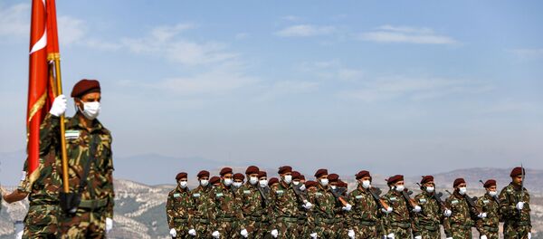 Поддерживаемые Турцией сирийские боевики, одетые в маски из-за пандемии коронавируса COVID-19, выстроились в строю во время военного парада, посвященного выпуску новой партии курсантов, в лагере в г. регион Африн в контролируемой повстанцами северной сельской местности провинции Алеппо, 20 сентября 2020 г - Sputnik Абхазия
